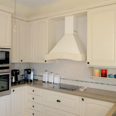 بيت للعطل Fishbone Seafront House لارنكا