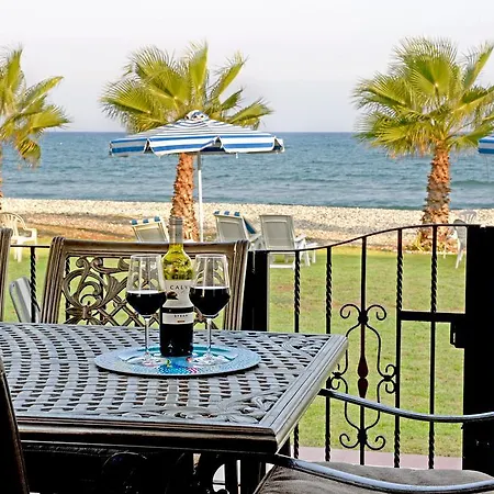 بيت للعطل Fishbone Seafront House لارنكا